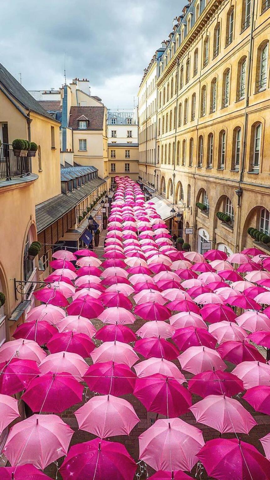 U Parizu je postavljena ružičasta instalacija s kišobranima koja je inspirirana Audrey Hepburn
