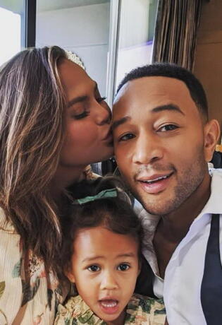 John Legend je u udobnosti doma snimio live Instagram koncert, a pridružili su mu se i Chrissy i Luna