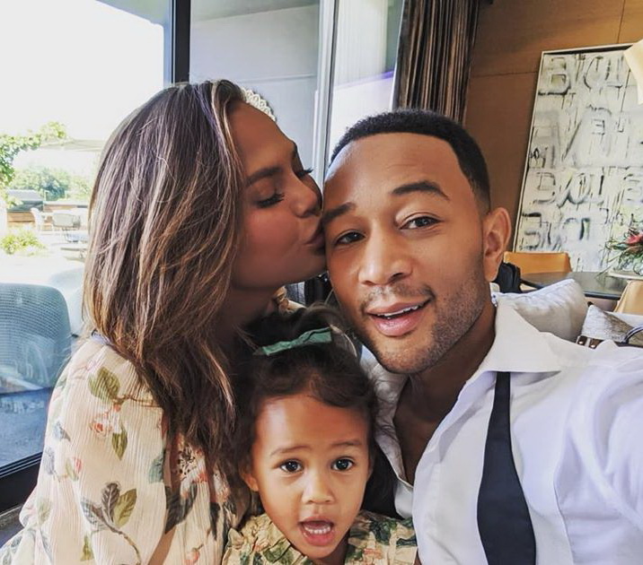 John Legend je u udobnosti doma snimio live Instagram koncert, a pridružili su mu se i Chrissy i Luna