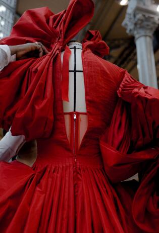Volite modu i crtati? Modna kuća Alexander McQueen ima kreativan zadatak za vas.