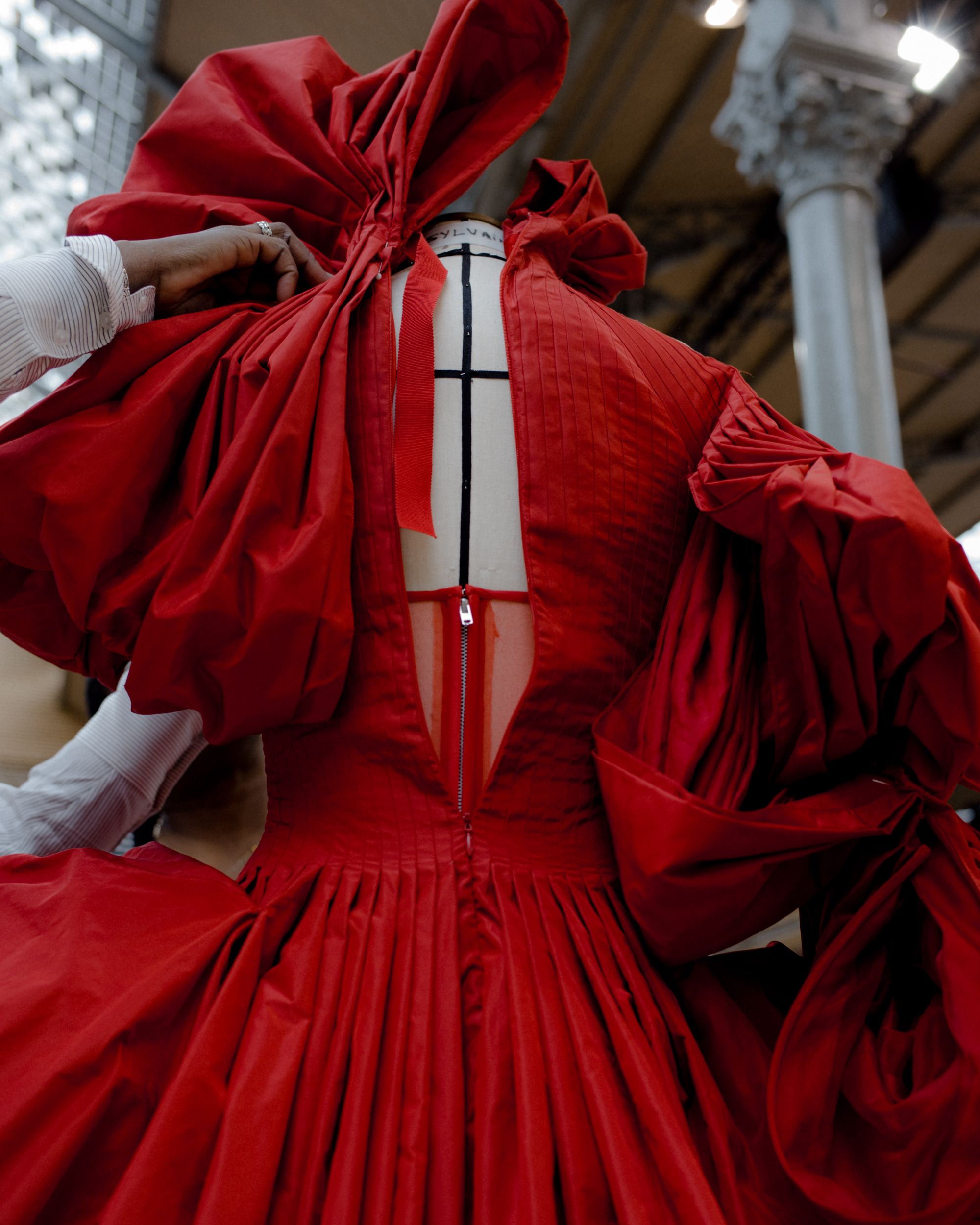 Volite modu i crtati? Modna kuća Alexander McQueen ima kreativan zadatak za vas.