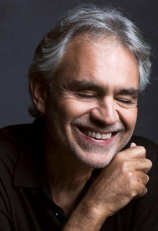 Andrea Bocelli održava live koncert u praznoj milanskoj katedrali koji i vi možete gledati doma