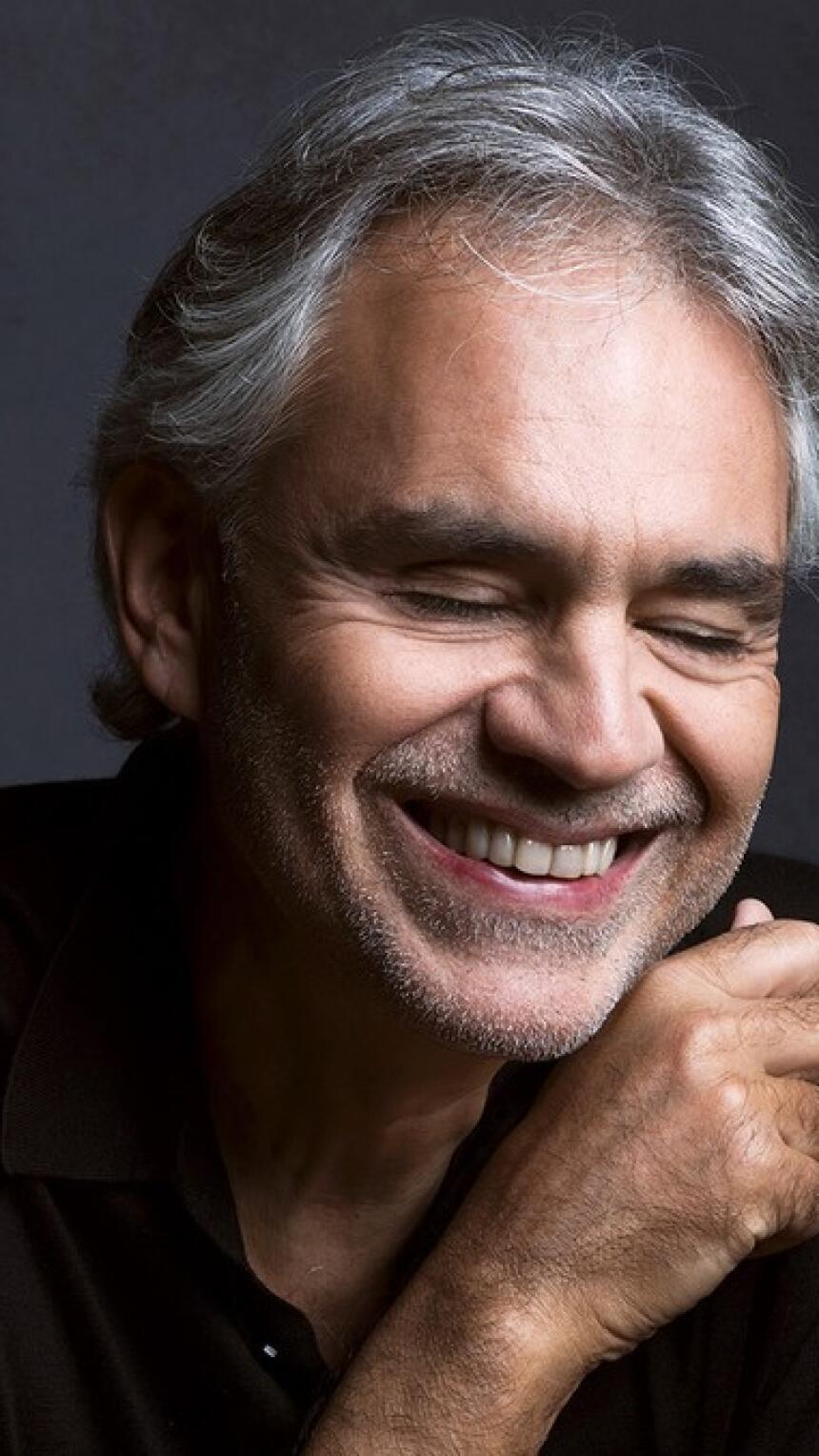Andrea Bocelli održava live koncert u praznoj milanskoj katedrali koji i vi možete gledati doma