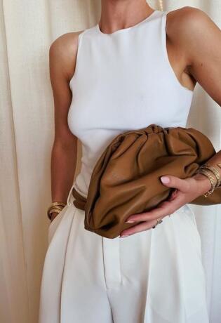 Bottega Veneta 'Pouch' torbicu svi nose. Pronašli smo high street varijante.