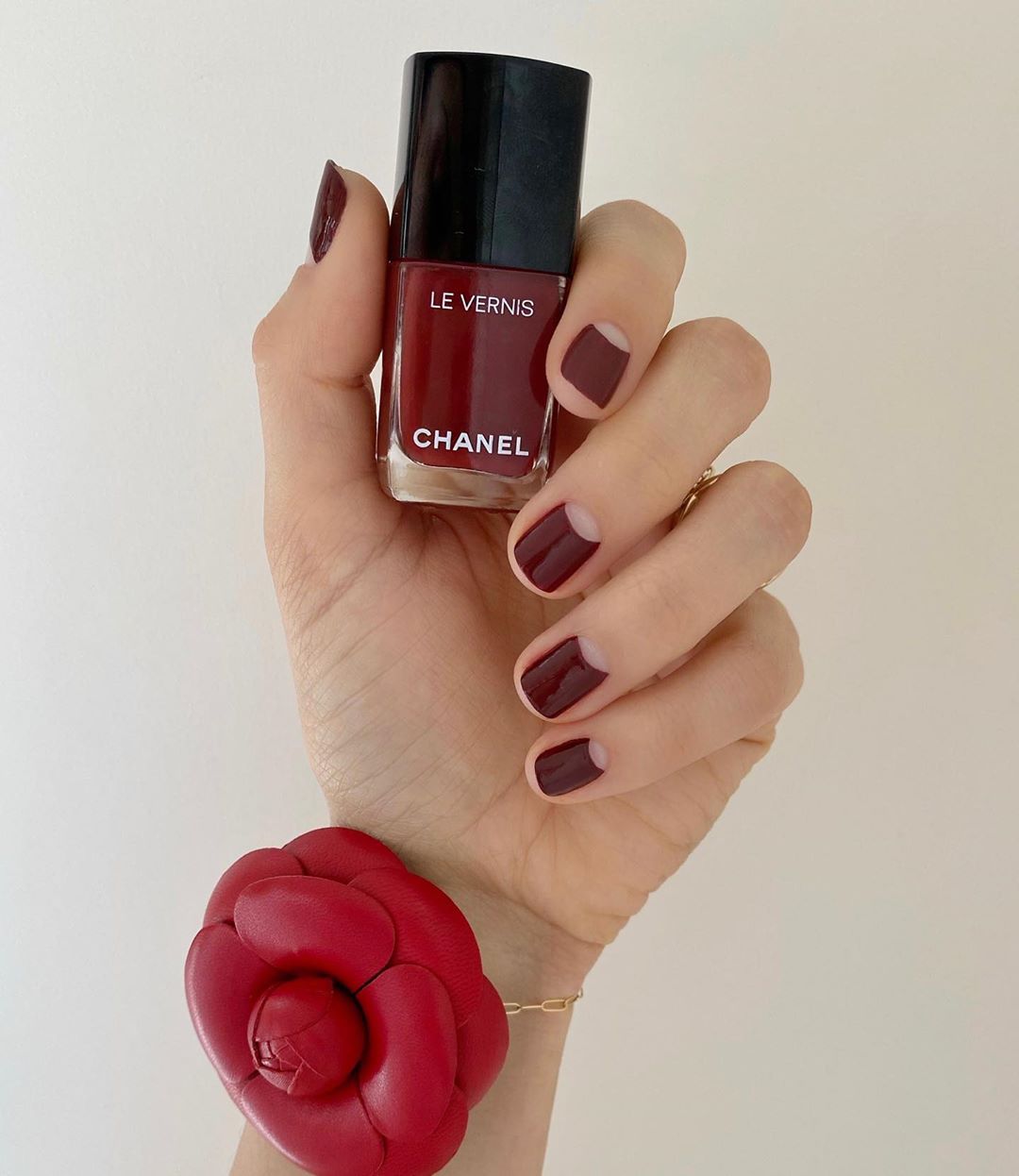 Poznata nail art umjetnica kroz tutorijal otkriva kako doma napraviti 'negative space' manikuru