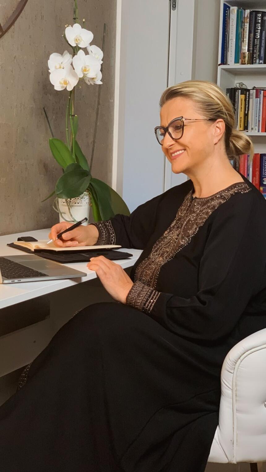 Zavirili smo u kućni ured Samire Muratović, direktorice agencije Altermedia i saznali kako izgleda jedan njezin dan