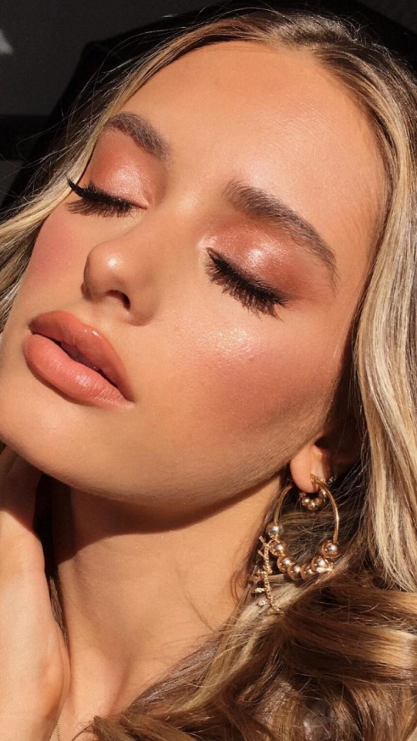 Beauty report: Kako boju breskve nositi na usnama, obrazima i kapcima?