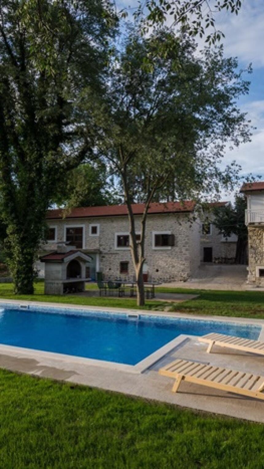 Kamena kuća u blizini Ljubuškog s bazenom i tradicionalnom vinarijom idealno je mjesto za vikend odmor