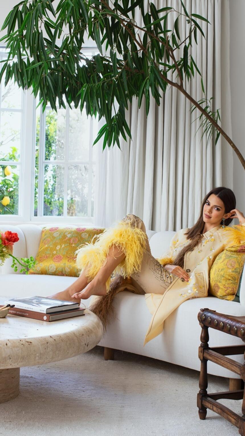 Kako je Kendall Jenner uredila dom u Los Angelesu? Zavirite u topao & cozy interijer koji krije i sobu za slikanje.