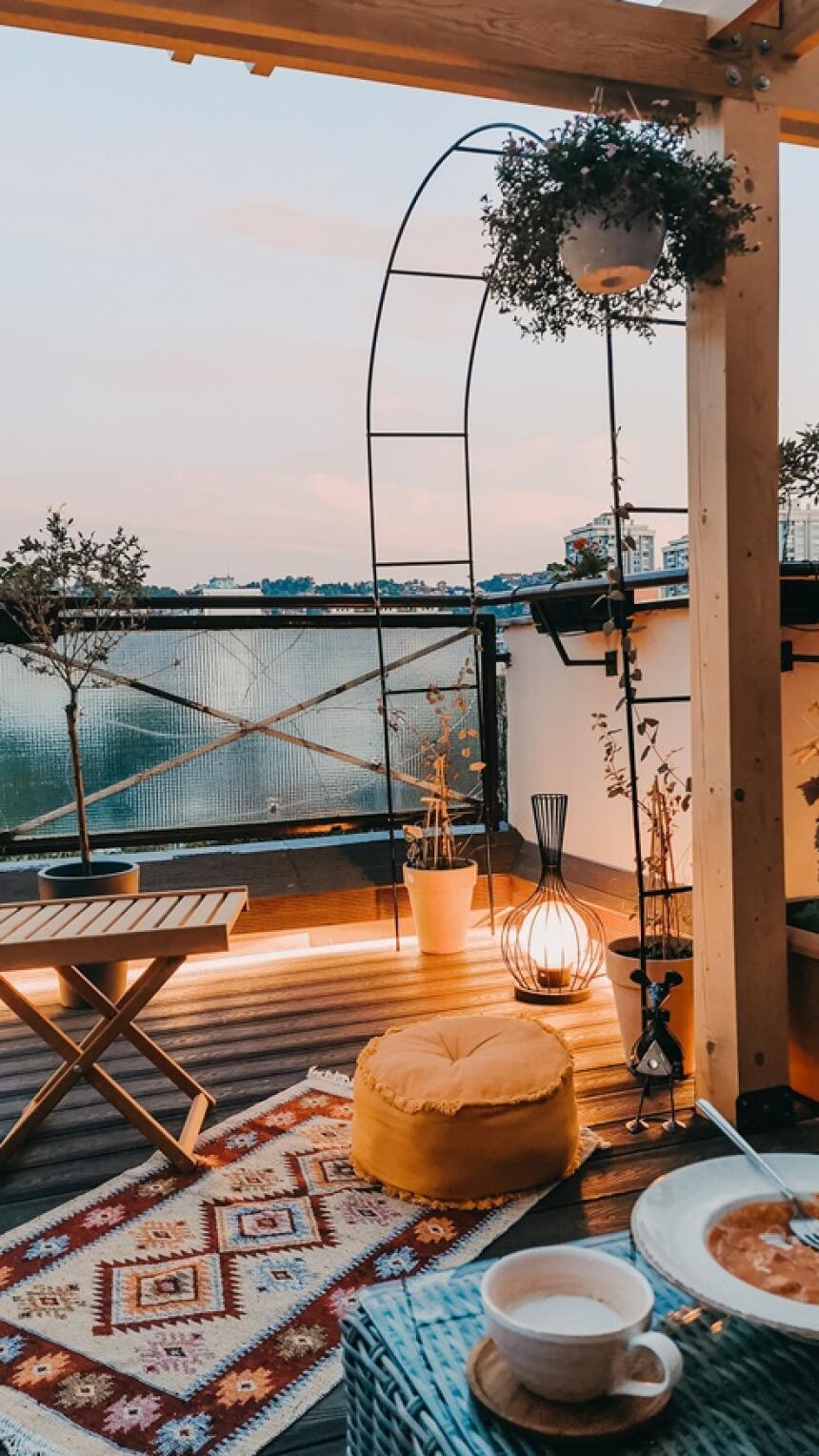 Vildana je vlasnica ovog cozy & boho uređenog balkona u Sarajevu. Otkrila nam je sve detalje o uređenju.