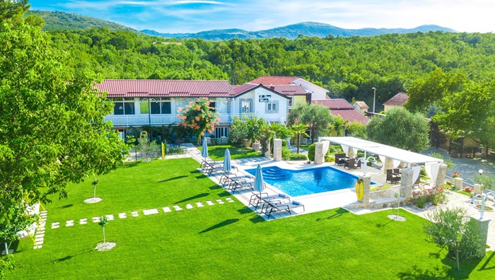 Kuća za odmor u Drinovcima s bazenom, voćnjakom i kućnim kinom odlično je mjesto za ljetnu idilu