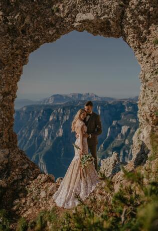 Bh. fotograf potpisuje ove čarobne fotografije mladenaca snimljene na vrhu Čvrsnice