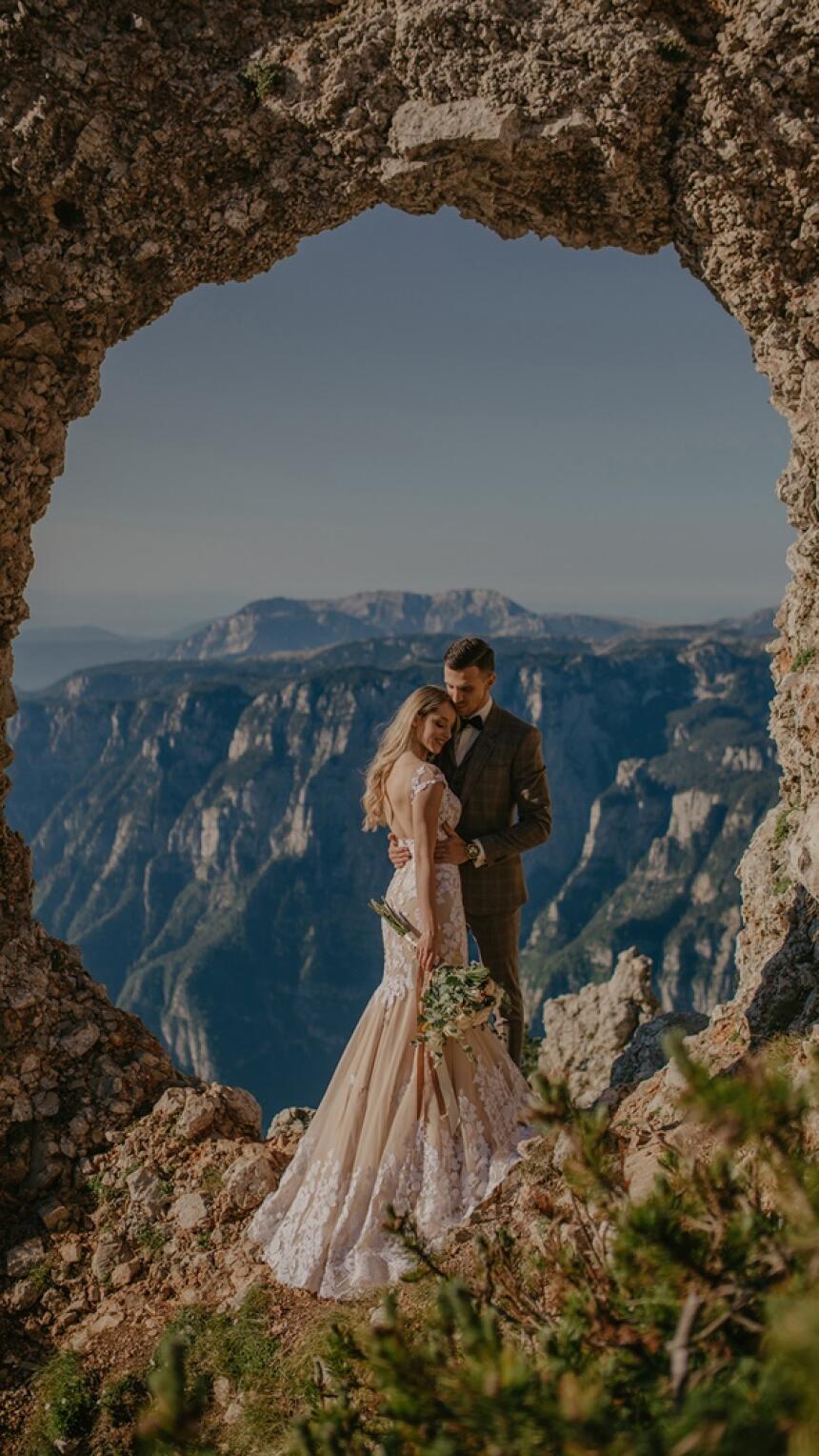 Bh. fotograf potpisuje ove čarobne fotografije mladenaca snimljene na vrhu Čvrsnice