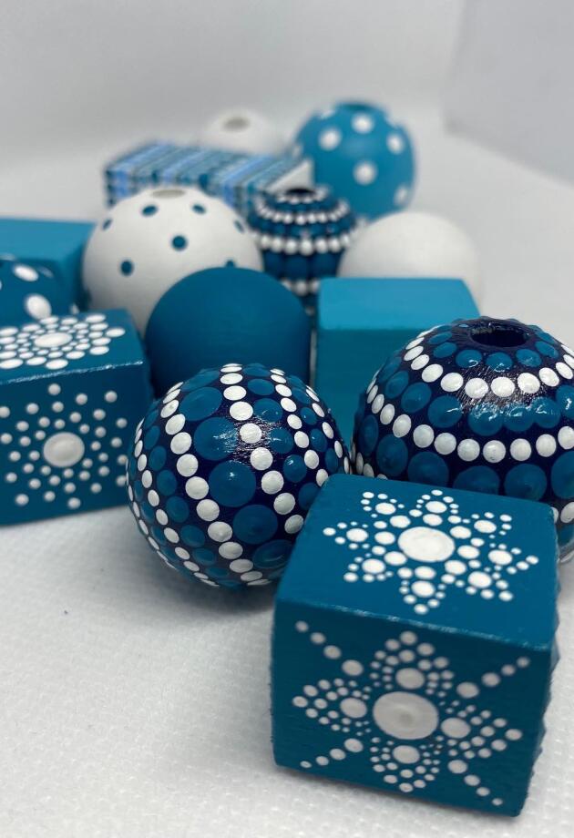 Nežla tehnikom točkanja izrađuje unikatne artikle ukrašene ovim neodoljivim uzorkom. Upoznajte DOTS!