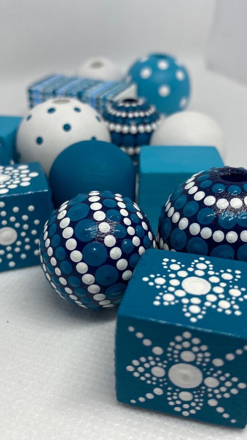 Nežla tehnikom točkanja izrađuje unikatne artikle ukrašene ovim neodoljivim uzorkom. Upoznajte DOTS!