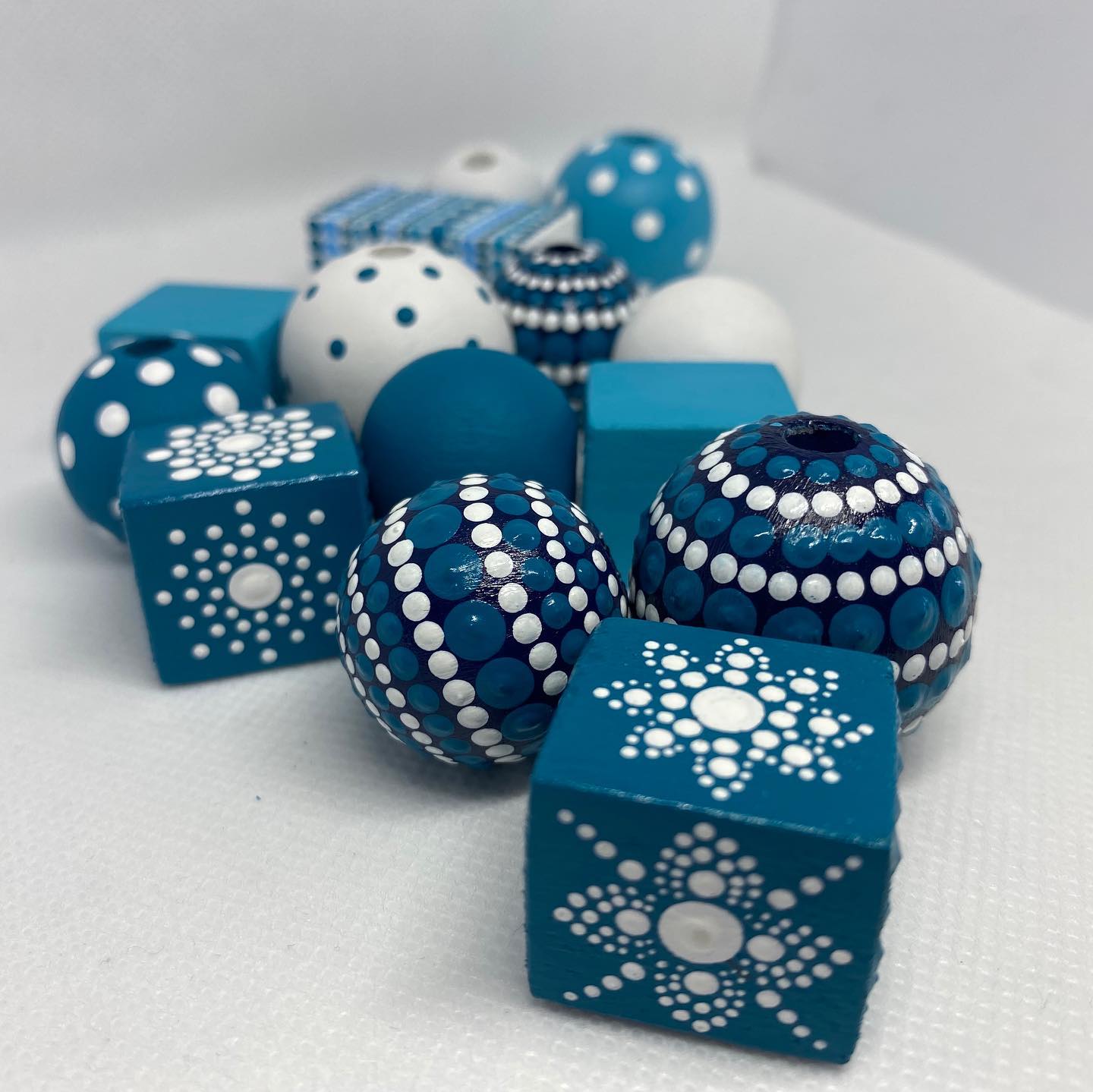 Nežla tehnikom točkanja izrađuje unikatne artikle ukrašene ovim neodoljivim uzorkom. Upoznajte DOTS!