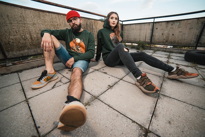 Pogledajte novu liniju unisex JMSTREETSHIRTS dukserica čiji dizajn potpisuje strip crtač Enis Čišić