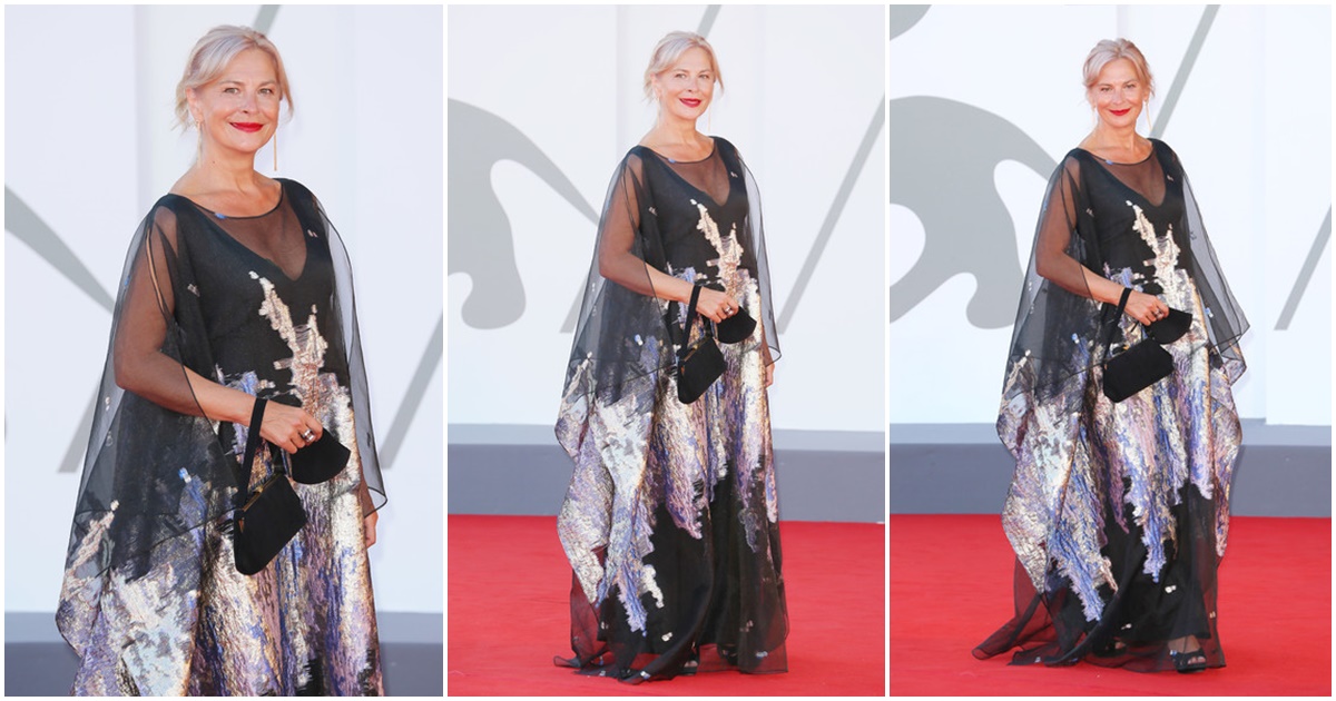 Jasna Đuričić u Kaftan Studio kreaciji na crvenom tepihu 77. Venecija Film Festivala