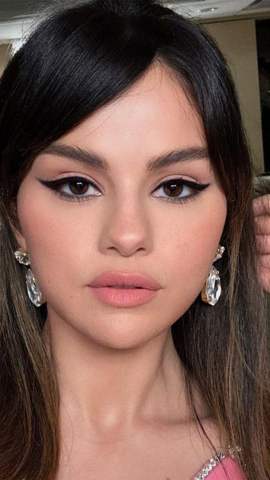 Selena Gomez je kroz video tutorijal otkrila kako doma kreirati savršen cat eye makeup look