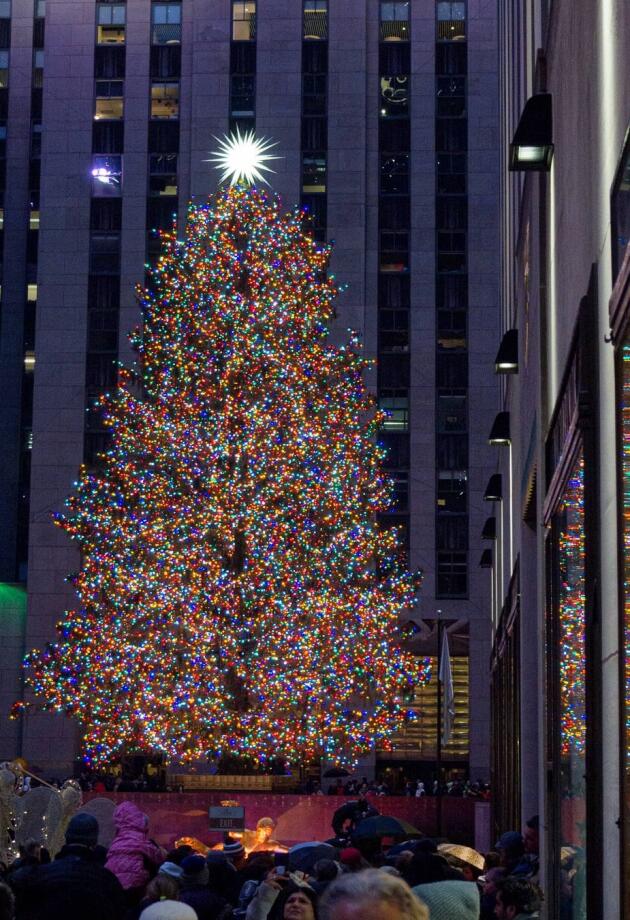 Jučerašnjim paljenjem lampica u Rockefeller centru započela je blagdanska magija u New Yorku. Pogledajte video.