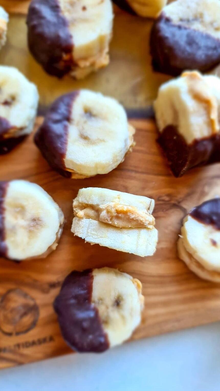 Danas je dan kikiriki maslaca, a ovi čokoladni banana zalogaji su super ukusna ideja za snack! 