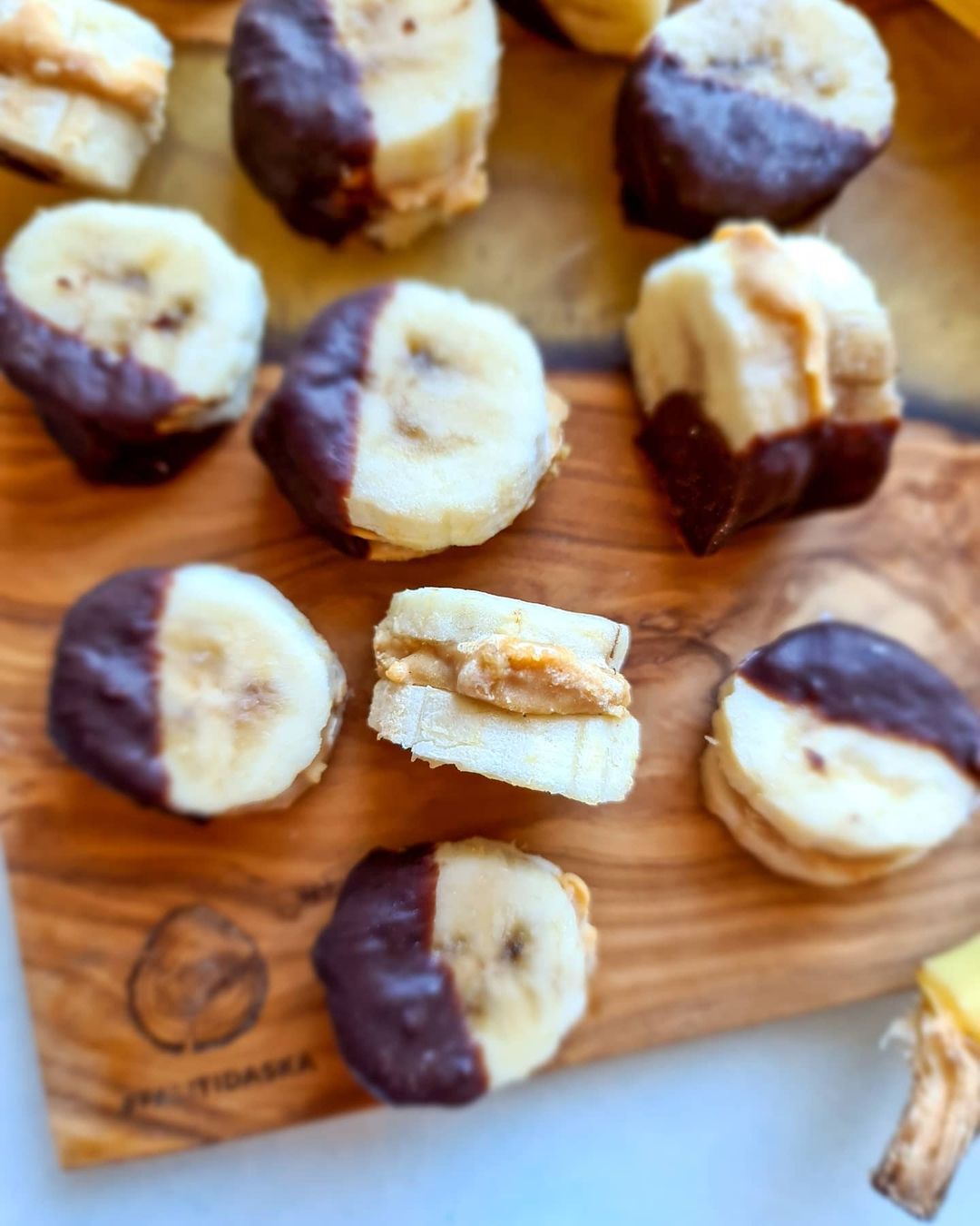 Danas je dan kikiriki maslaca, a ovi čokoladni banana zalogaji su super ukusna ideja za snack! 
