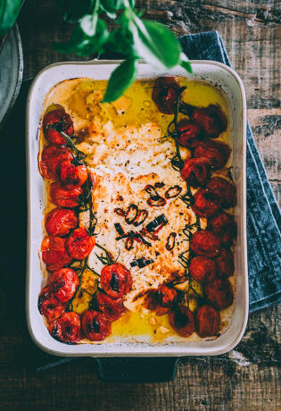 Ovaj recept za pastu sa zapečenom fetom i rajčicama s TikToka svi hvale. Donosimo detalje!