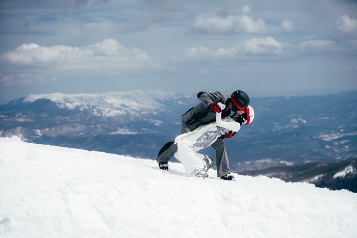 Alen i Selma vjenčali su se na Bjelašnici, u ski odijelima u potpisu bh.dizajnerice i fotke su odlične! Donosimo detalje