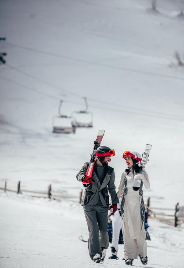 Alen i Selma vjenčali su se na Bjelašnici, u ski odijelima u potpisu bh.dizajnerice i fotke su odlične! Donosimo detalje