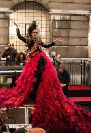 Kostimi u filmu Cruella izgledaju wow, a stylish zlica nosi artikle inspirirane Vivienne Westwood i McQueen kreacijama