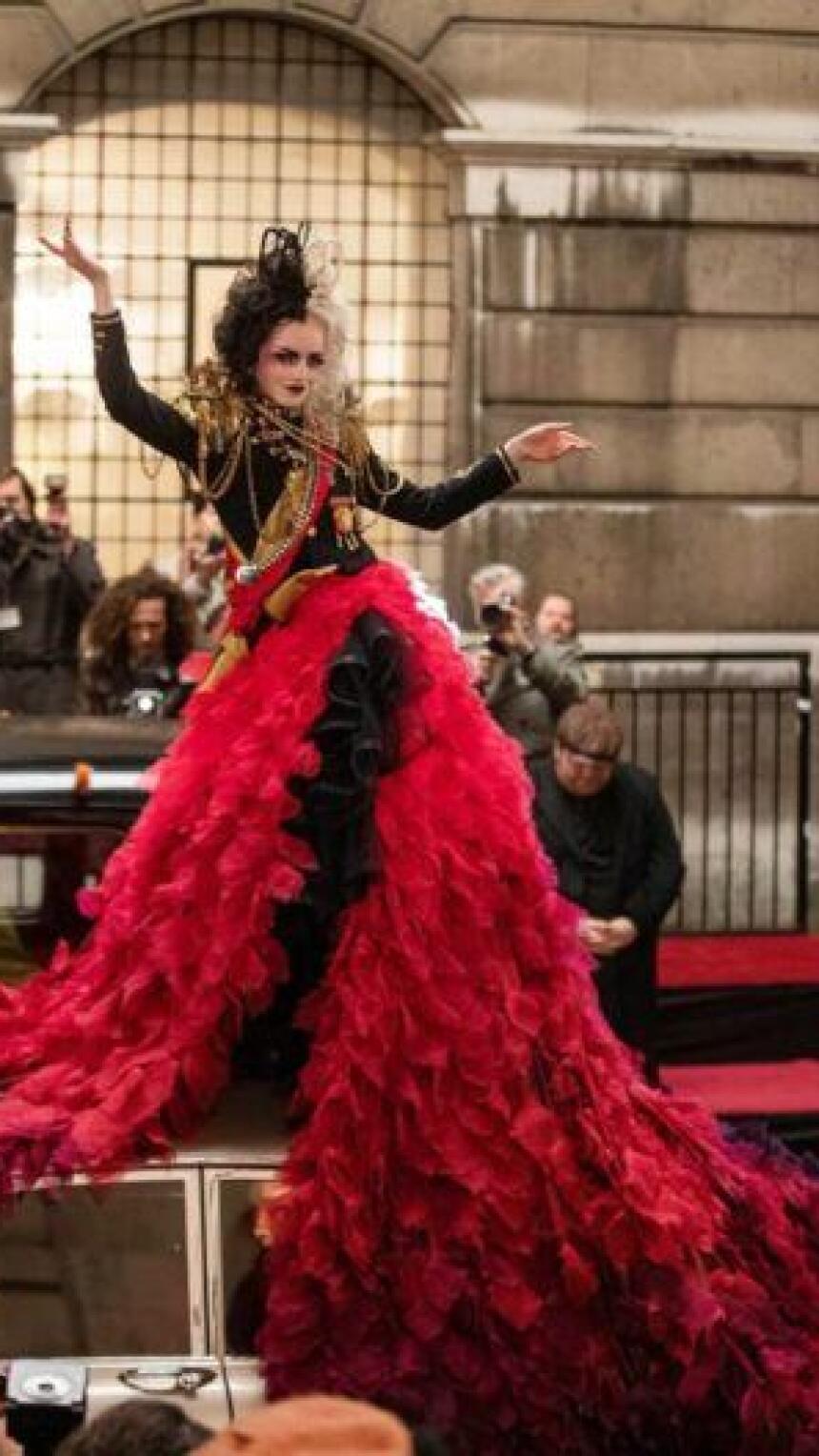 Kostimi u filmu Cruella izgledaju wow, a stylish zlica nosi artikle inspirirane Vivienne Westwood i McQueen kreacijama
