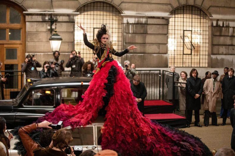 Kostimi u filmu Cruella izgledaju wow, a stylish zlica nosi artikle inspirirane Vivienne Westwood i McQueen kreacijama