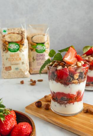 Granola s jagodama je brz, jednostavan i zdrav doručak u kojem ćete uživati svaki dan