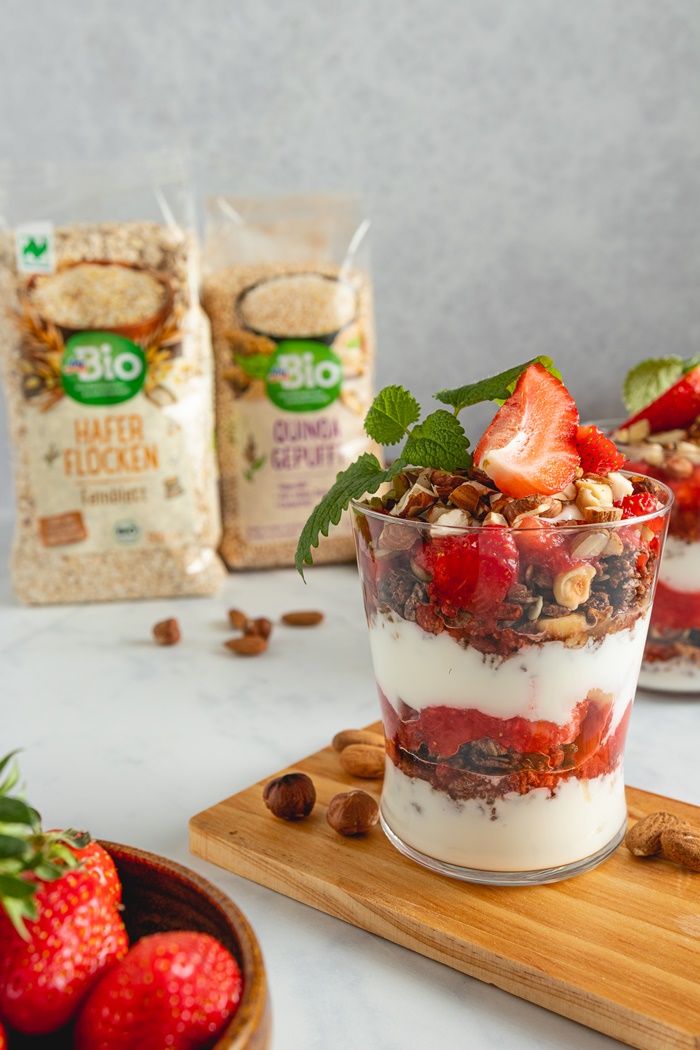 Granola s jagodama je brz, jednostavan i zdrav doručak u kojem ćete uživati svaki dan