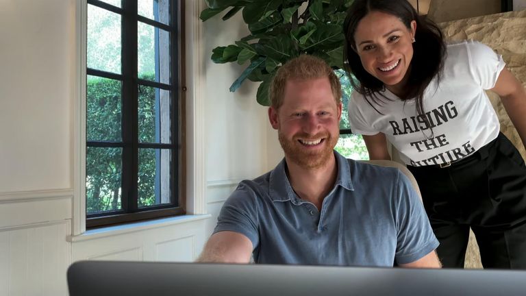Objavljen je trailer za dokumentarni serijal u kojem princ Harry i Oprah razgovaraju o mentalnom zdravlju 