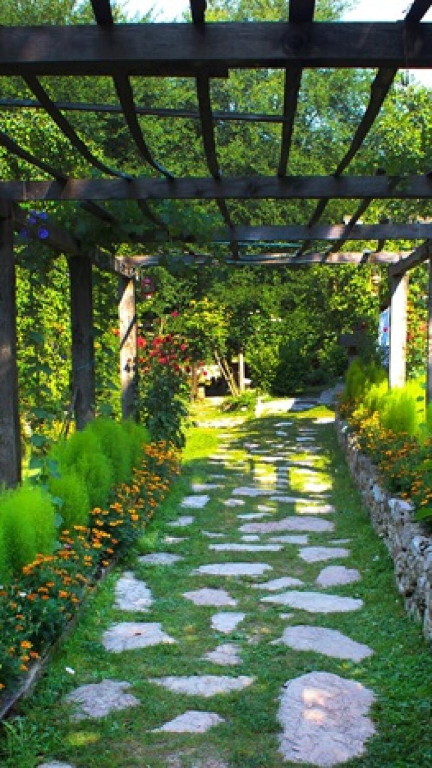 Ovaj neodoljivi prolaz vodi vas do restorana Biser Vrelo smješten tik uz vodu i u prirodi
