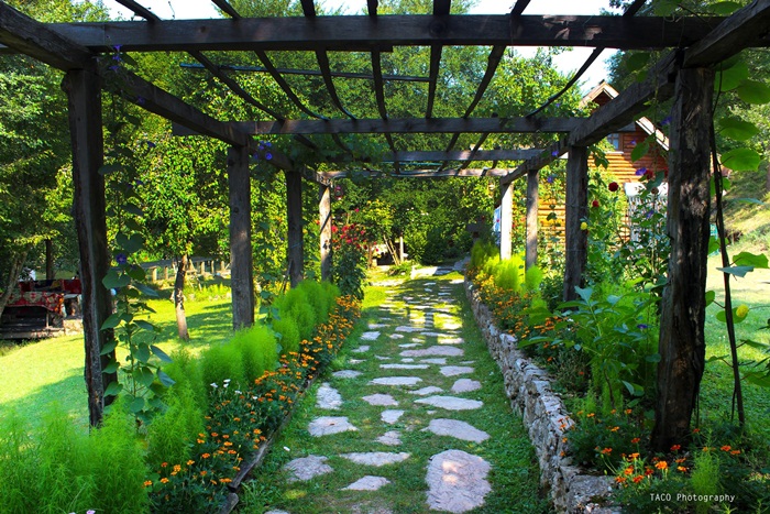 Ovaj neodoljivi prolaz vodi vas do restorana Biser Vrelo smješten tik uz vodu i u prirodi