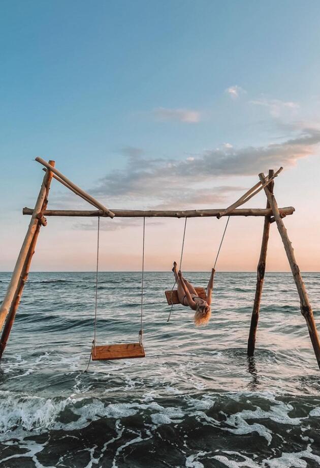 Ova ljuljačka na pješčanoj plaži u Crnoj Gori pruža najposebniji pogled na zalazak sunca
