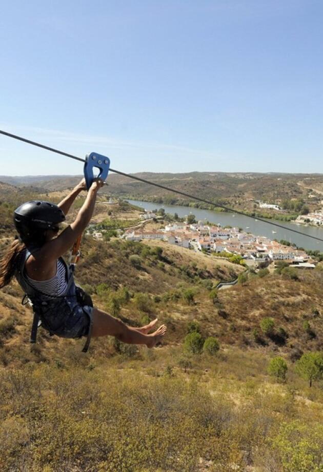 VIDEO: Zipline vožnjom sada možete prijeći granicu iz Španjolske u Portugal!