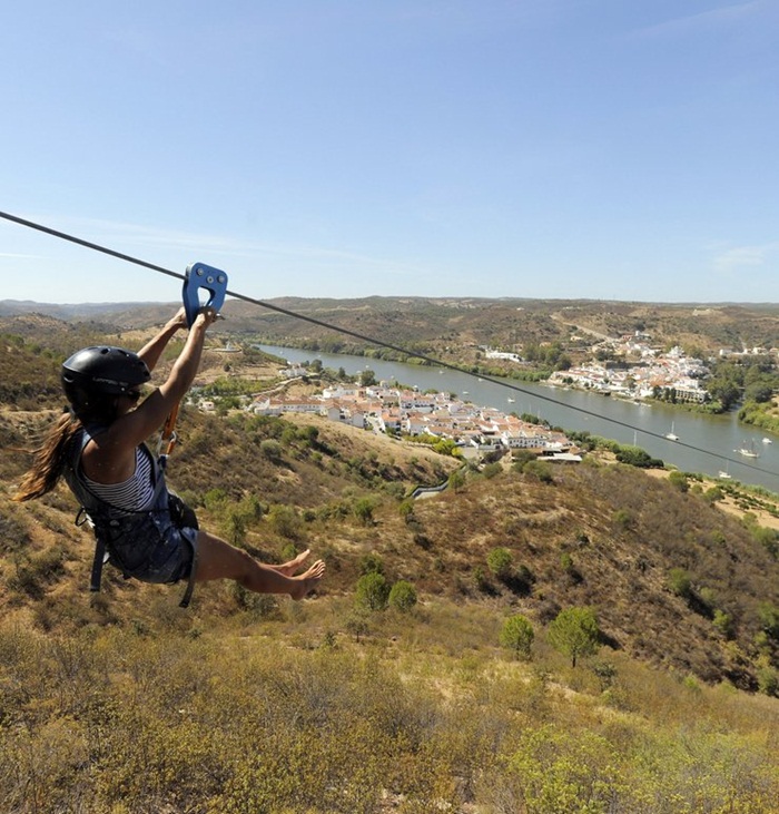 VIDEO: Zipline vožnjom sada možete prijeći granicu iz Španjolske u Portugal!