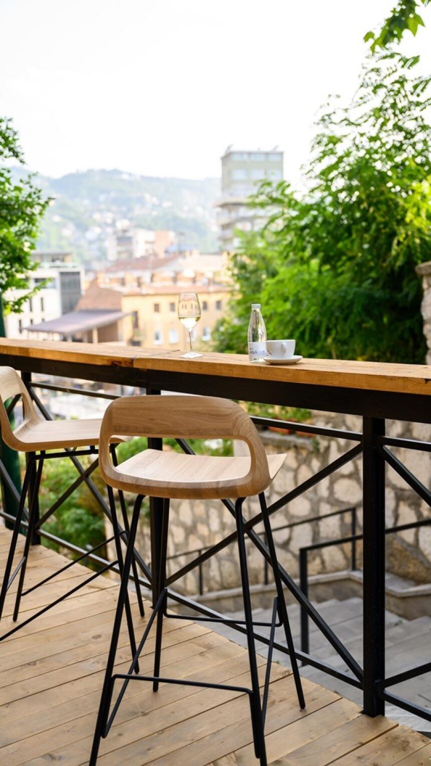 Kawa – novi, urbani i chic cafe u Sarajevu s preslatkom terasom koja ima neodoljiv pogled na grad