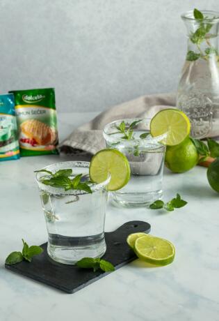Virgin Mojito sa mentom je savršeno ljetno osvježenje doma, ali i u uredu