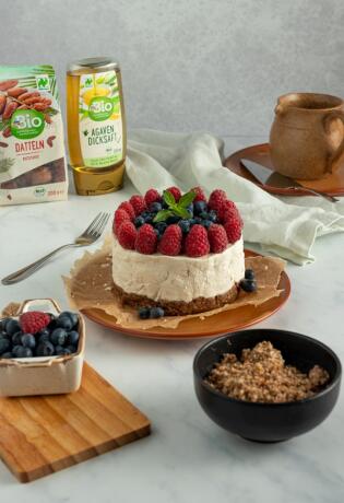 Recept za ukusnu, kremastu raw tortu sa šumskim voćem koju ćete pripremiti za 15 minuta