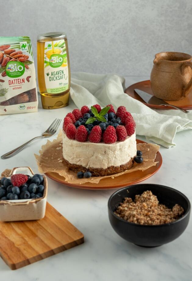 Recept za ukusnu, kremastu raw tortu sa šumskim voćem koju ćete pripremiti za 15 minuta