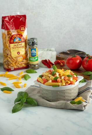 Osvježavajući talijanski recept za caprese salatu s tjesteninom kojem je teško odoljeti