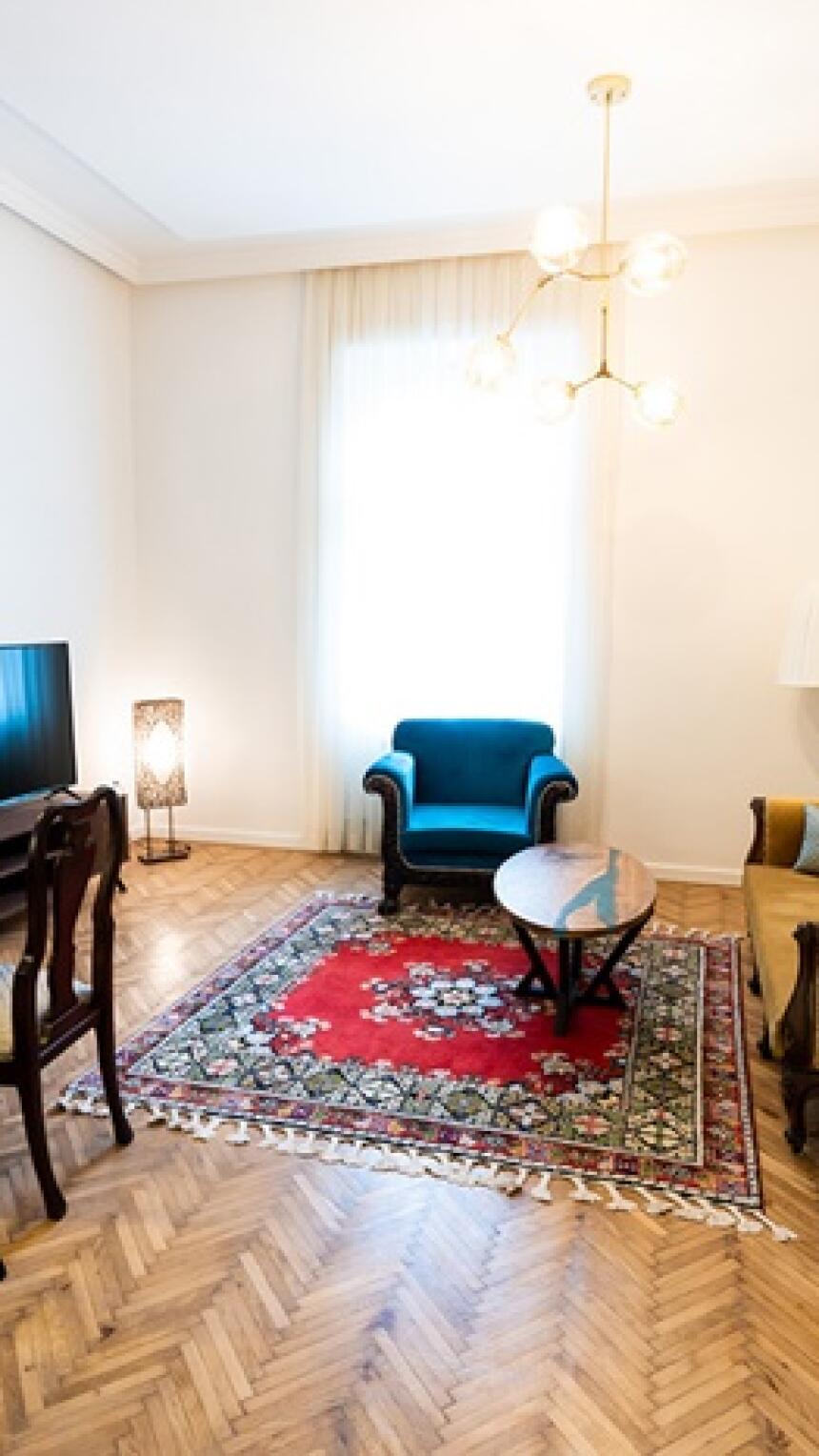 Ovaj stan u Sarajevu uz austrougarsku arhitekturu, restaurirani namještaj i cool detalje čini svaki boravak jedinstvenim