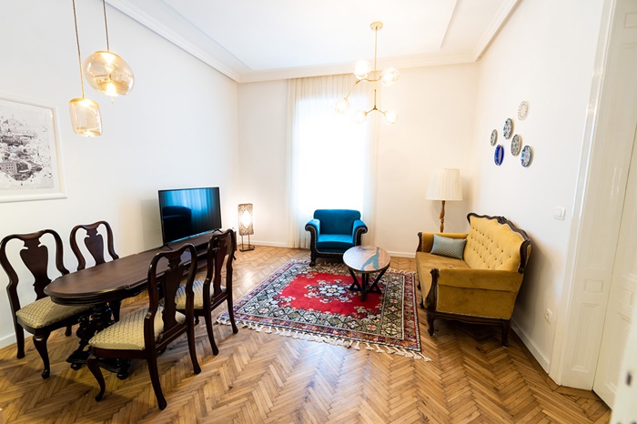 Ovaj stan u Sarajevu uz austrougarsku arhitekturu, restaurirani namještaj i cool detalje čini svaki boravak jedinstvenim