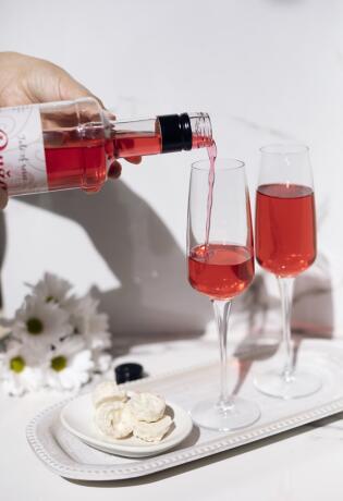 U Gornjem Vakufu proizvodi se ovaj prirodni, domaći sok od ruže. Upoznajte brend Tale of Roses.