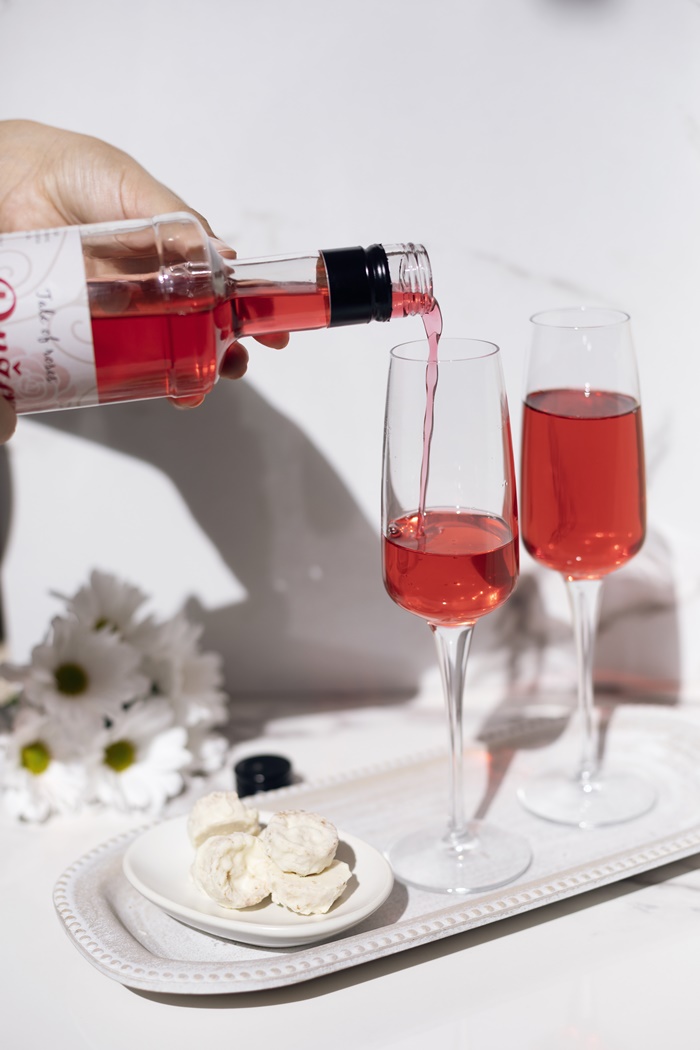 U Gornjem Vakufu proizvodi se ovaj prirodni, domaći sok od ruže. Upoznajte brend Tale of Roses.