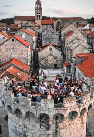Ovaj bar je lociran na vrhu srednjovjekovne kule na Korčuli, a nudi jedinstven pogled na more